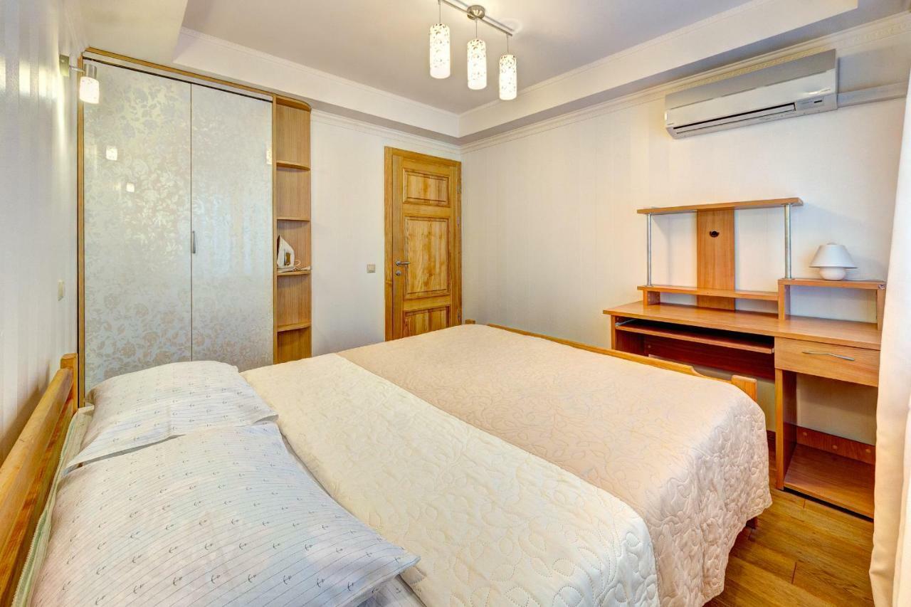 Apartments Near The Shopping Center Gulliver Киев Екстериор снимка